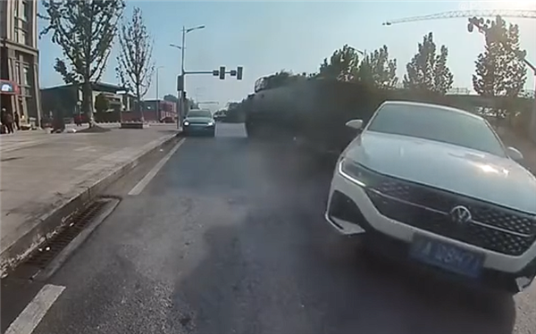 轿车违规掉头被试制装甲车撞了个正着：司机需负全部责任