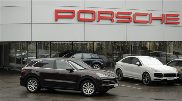 豪华汽车变“废铁” 俄罗斯数百辆保时捷突然被锁死!