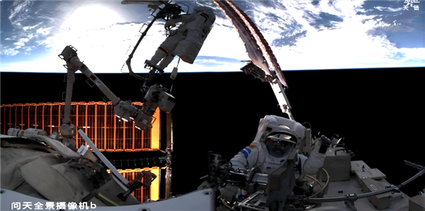 神二十一航天员乘组完成首次出舱！这次不一般 又拍照又安装