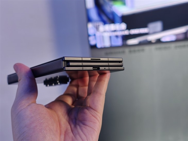 G形三折叠史上首款!三星Galaxy Z TriFold上手