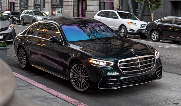 79万刚买3天的奔驰S400在街头自燃 车主要求退换车被拒