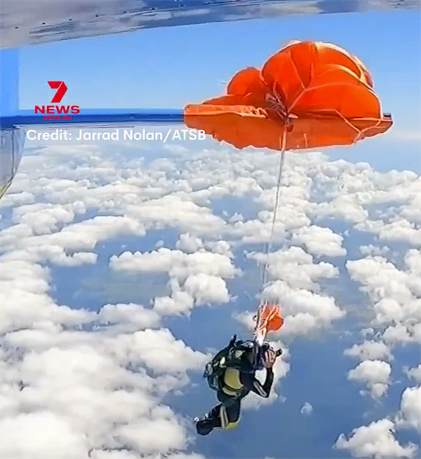 惊险！备用降落伞意外开伞 澳大利亚跳伞员被拽出机外卡在机翼上