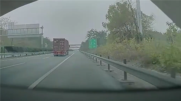 网约车司机疲劳驾驶 又唱又叫给自己提神：还是撞了