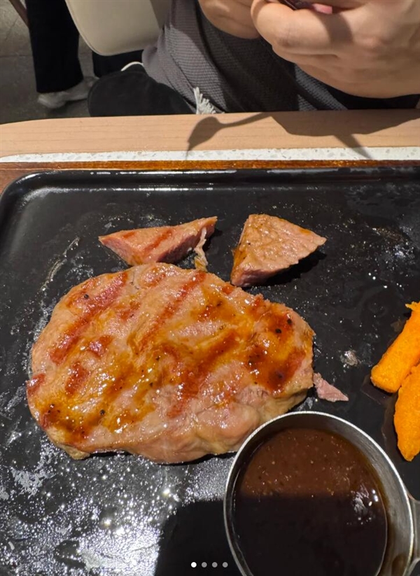 必胜客用芝麻小字标注调理牛排 罗永浩：商人不可能老实 也不容易