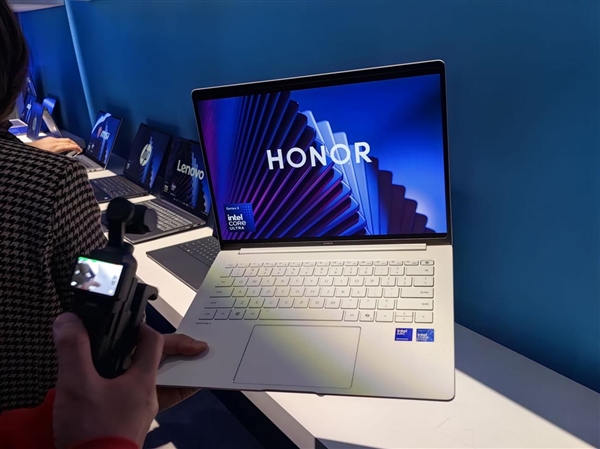 要买笔记本等等!超200款Intel酷睿Ultra 300新机杀到:本月正式开售