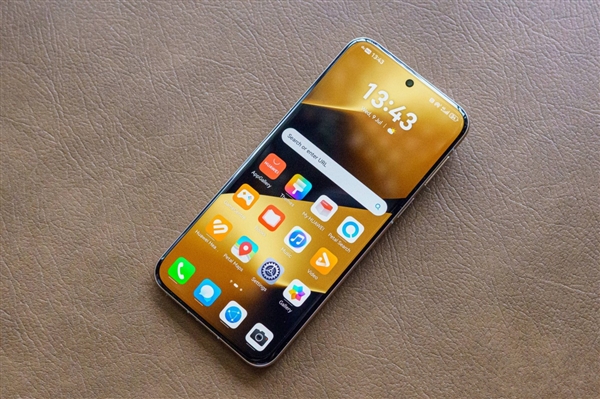 华为Pura 90 Ultra外观出炉：横向大矩阵镜组设计 辨识度拉满