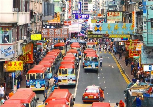 香港警方曝光新型碰瓷套路：先举报前车违规变道 再以急刹撞伤脖子索赔