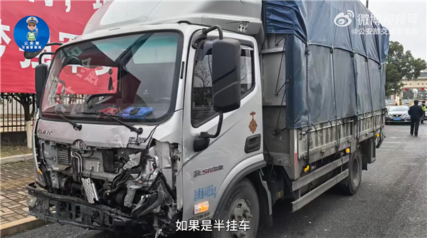 男子开轩逸错过高速出口强行连变3车道被货车制裁：整车报废