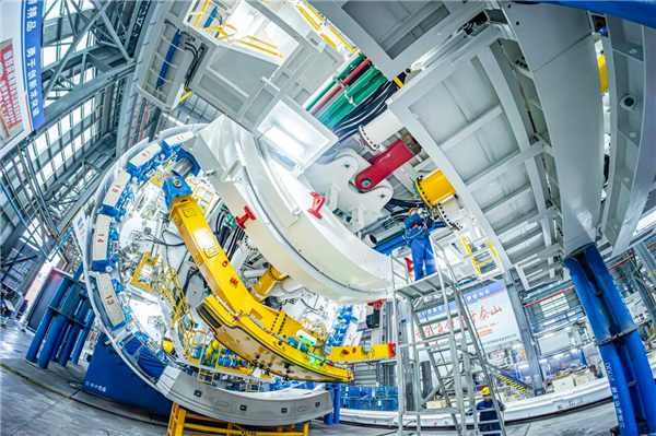 挖通长江！重约3800吨的国内超大直径盾构机“奋楫号”下线