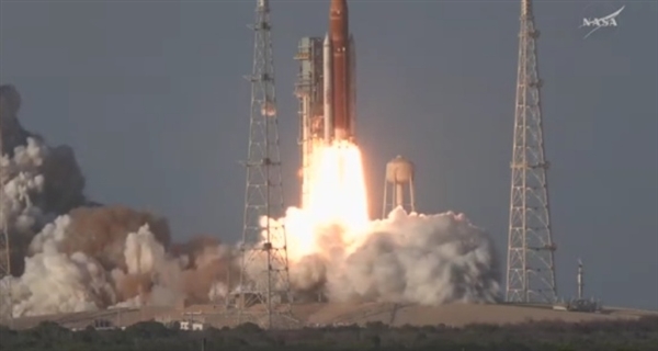 50多年来首次！美国载人绕月任务成功 进入预定轨道太阳翼已顺利展开