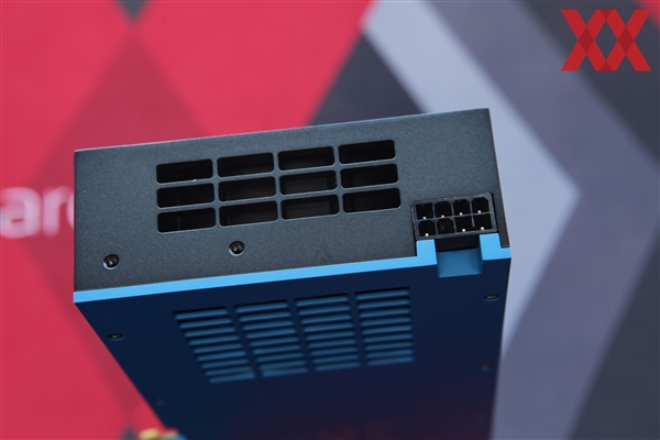 Intel锐炫Pro B70四卡并联首测！功耗达720W