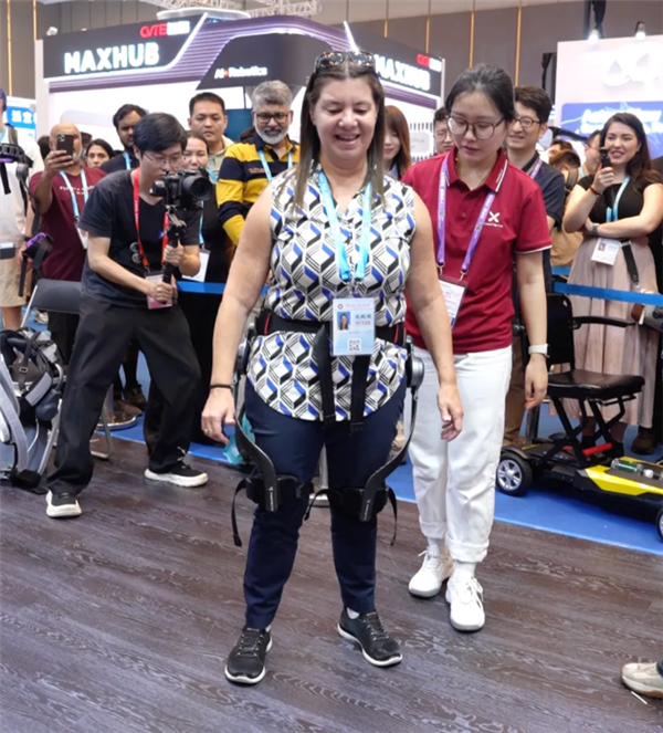 中国机器人帮外国友人重新站立行走 朋友激动落泪