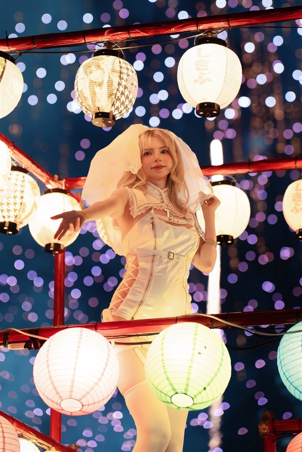 《生化4RE》阿什莉体模COS妮姬新装 黑衣黑丝很诱人