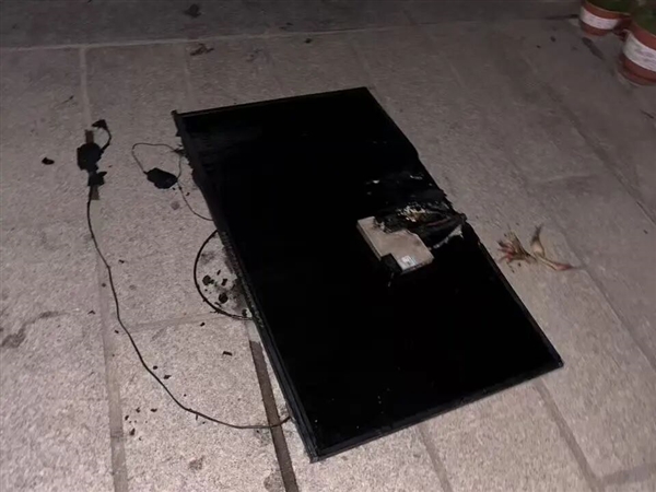 老人深夜追剧 电视机突然起火