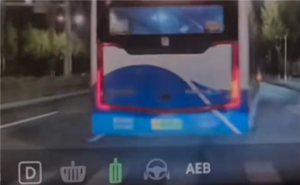 网友试驾尚界Z7误踩加速踏板差点撞公交车 AEB两次介入立大功