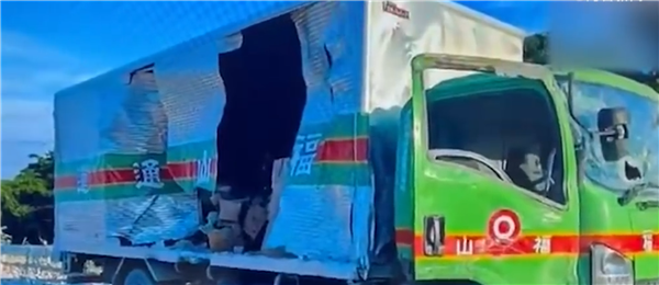 日本购物中心震后爆炸瞬间画面曝光：白烟喷涌 碎片击穿卡车