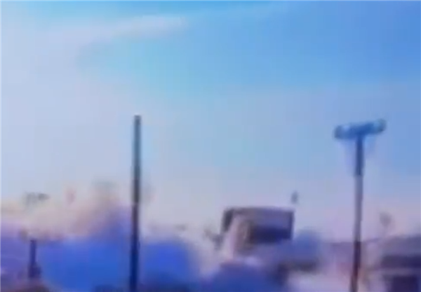 日本购物中心震后爆炸瞬间画面曝光：白烟喷涌 碎片击穿卡车
