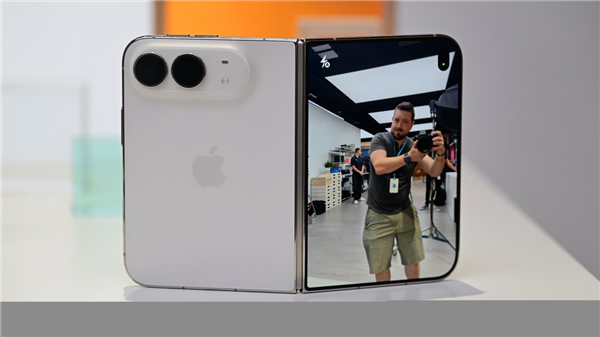 苹果年度理财产品！iPhone Duo黄牛加价1.2万元：首发当天就能拿货