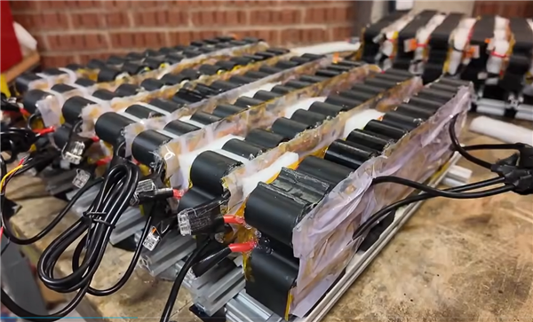 博主用500颗电子烟电池打造汽车动力电池：支持USB-C充电