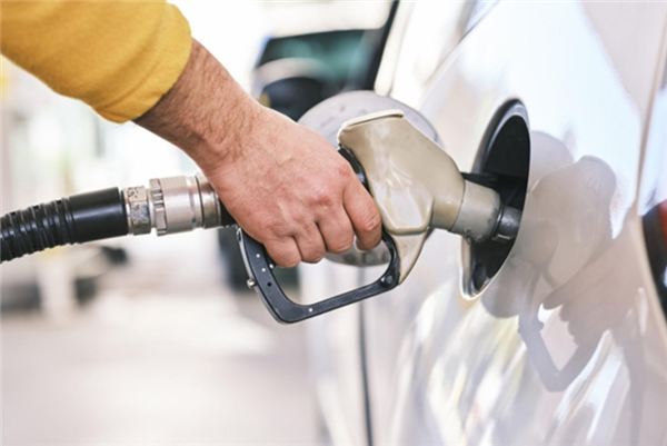明日油价迎开年最大涨幅！国内多地92#汽油或破9元 加满多花80元