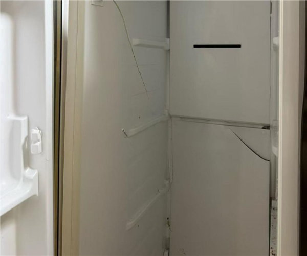 14岁男孩痴迷科学实验:把干冰放冰箱半夜引发爆炸