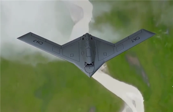 国产新型大型飞翼隐身无人机彩虹-7有多智能 央视揭秘：自己滑行自己飞