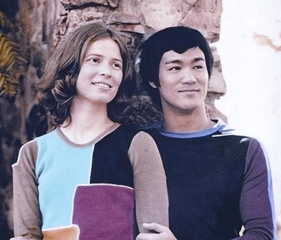 李小龙遗孀琳达近况：81岁神采奕奕 与信徒们饮茶聊天