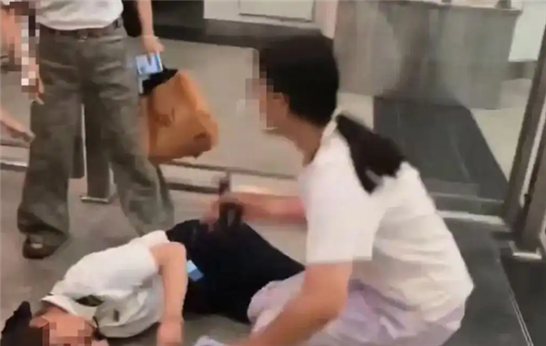 女子错过高铁辱骂殴打工作人员 摔坏视频记录仪 广铁通报:已被带走调查
