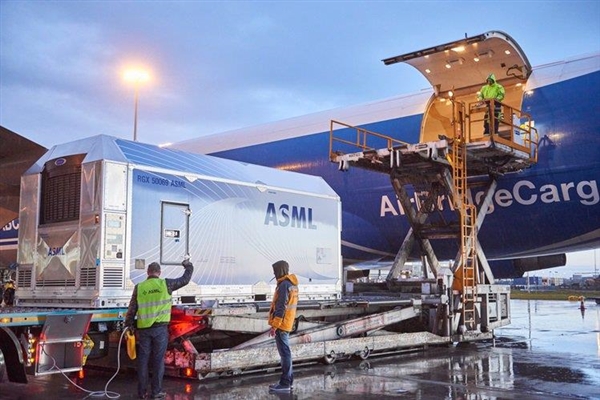 落后22年!瑞银报告:中国EUV技术仅相当于ASML 2004年水平、十年内都追不上