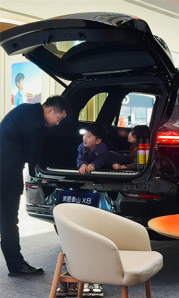 岚图销售火了！一场耐心接待让小孩哥感受到了国产豪华品牌的温度